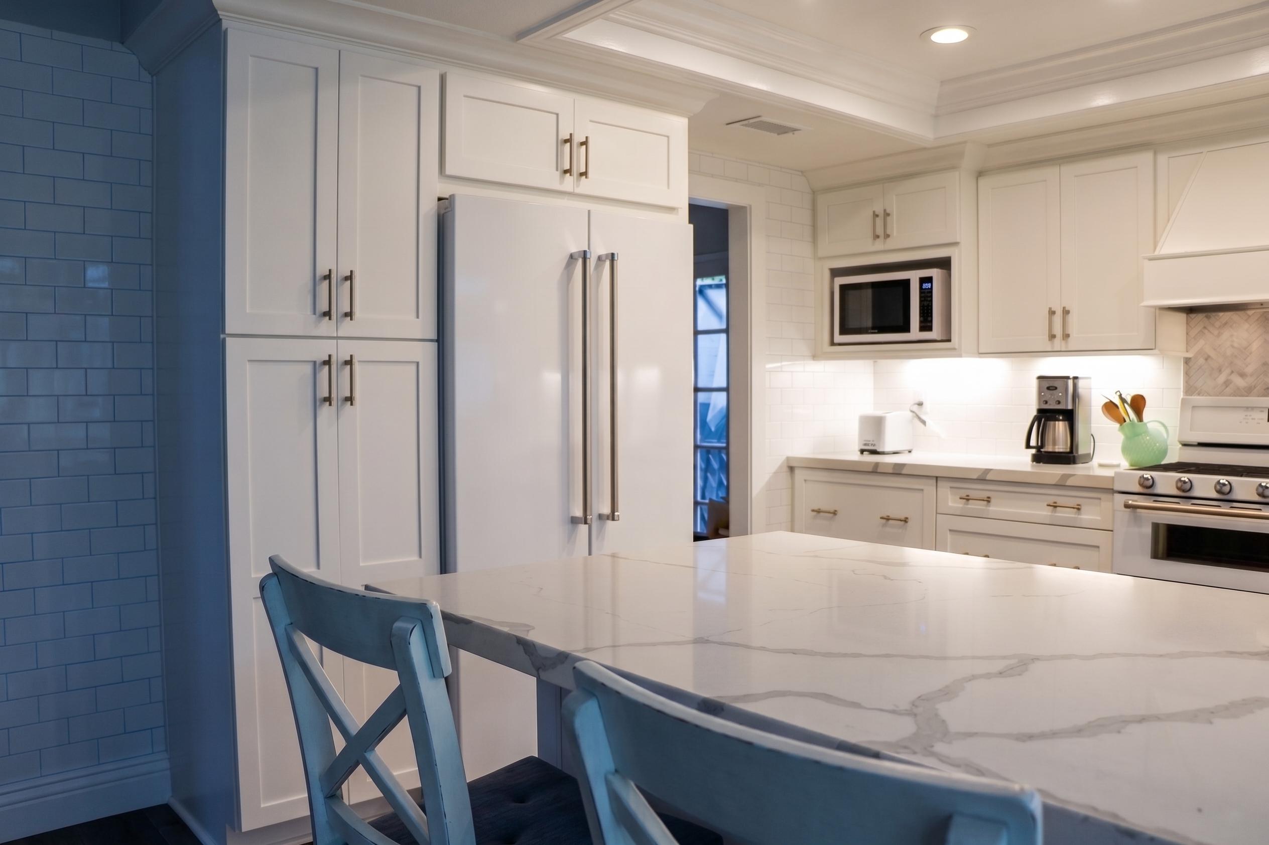 Kitchen remodel: white shaker cabinets and quartz island (photo 2)